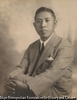 (座る男性像)