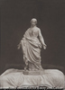 Statue de femme sur napperon.