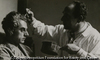 Man Ray prépare pour son masque