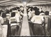 （バーコードを付けてエスカレーターを登る人々）