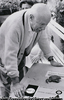 Picasso et la crapaud égaré dans le jardin de Mougin. Il en avait fait une lithographie en 1949, musée Picasso, Paris.