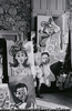 Picasso en Japonais et parmi ses toiles au cæur de l'été 1965 à Mougins.
