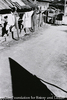（洗濯物のある道）