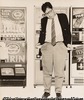（自販機の前で立つ男）