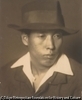(帽子をかぶった男性像)