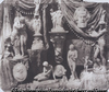Composition de statues avec fond de draperies.