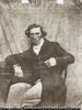Portrait d'homme assis.