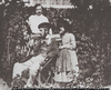 Groupe de 3 personnages dans un jardin.